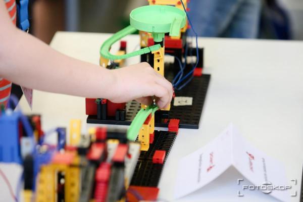 Kinder als junge Maschinenbauer